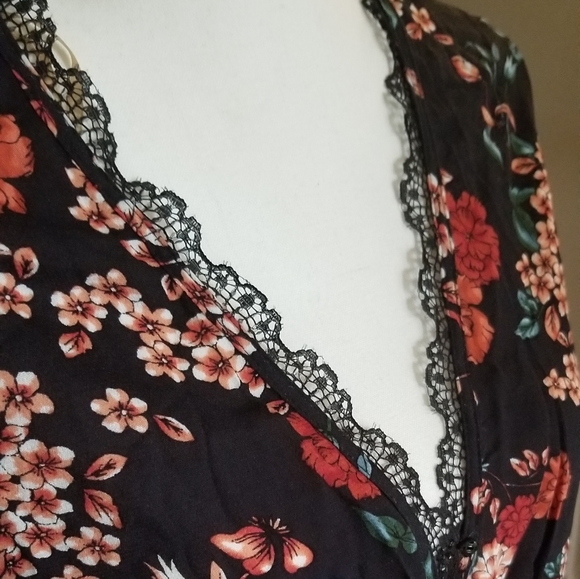 Democracy Floral Wrap Blouse NWT - Picture 4 of 6